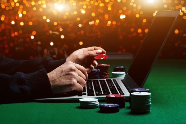 Tim layanan pelanggan membantu pertanyaan pengguna melalui platform digital dengan profesionalisme